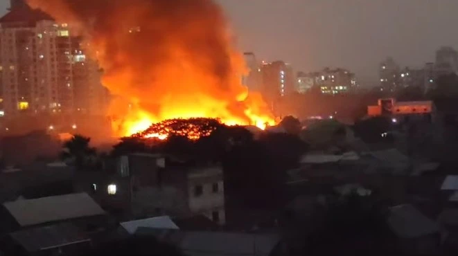 রাজধানীর কড়াইল বস্তিতে আগুন, নিয়ন্ত্রণে ১৬ ইউনিট